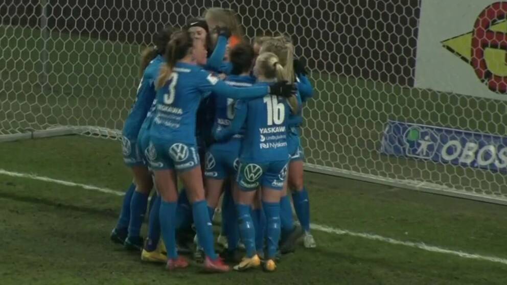 Kalmarspelarna jublar efter Juliette Kemppis 3-1-mål.