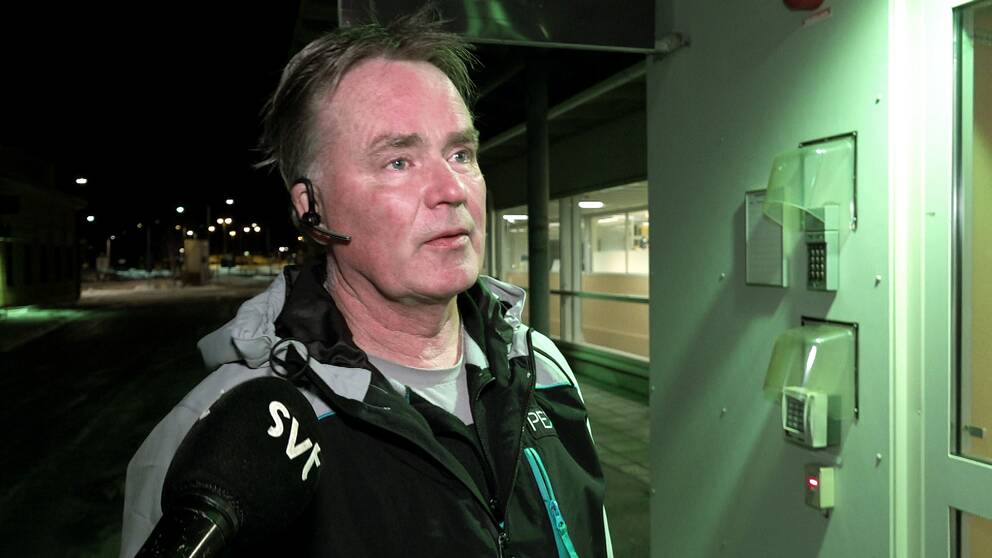 En man som har huvjacka och telefonsnäcka i örat.