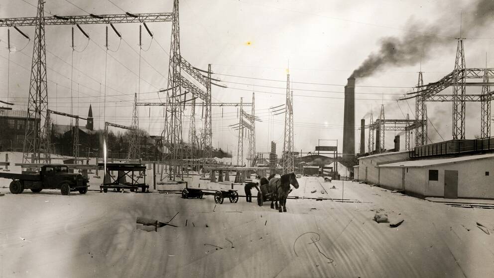 Gammal bild i sepia på ställverket Värta