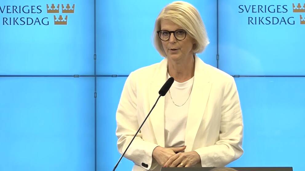 Moderaternas Elisabeth Svantesson talar under pressträffen på tisdagen.