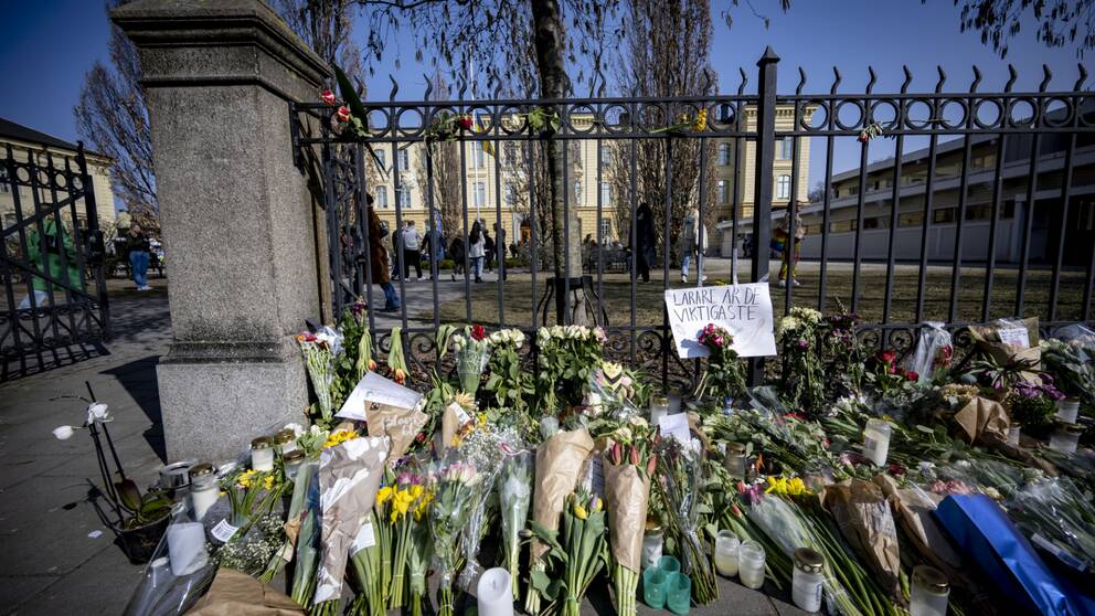 En växande hög med blommor på Amiralsgatan och polis på plats då elever och personal  återvände till Malmö latinskola efter skoldådet den 21 mars. Arkivbild