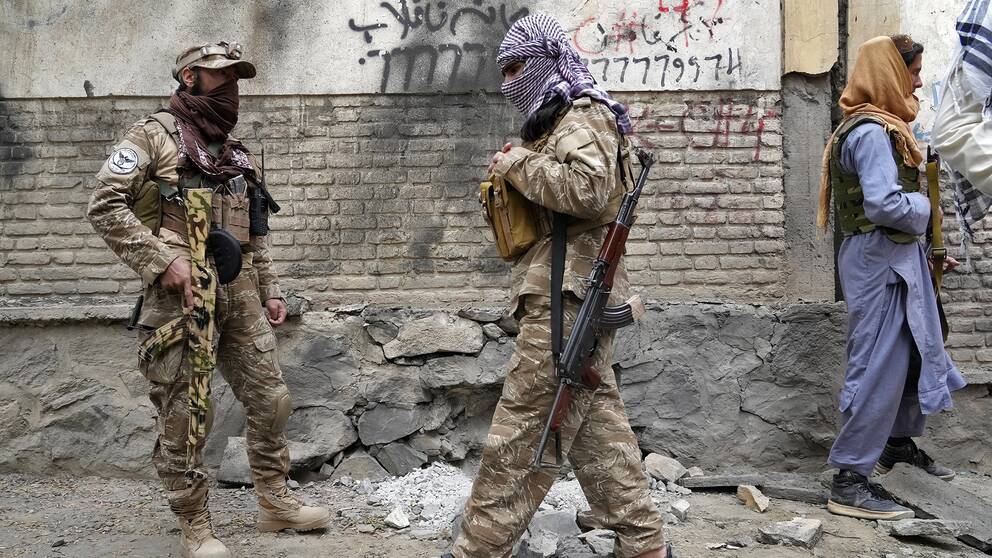 Talibankrigare står vakt vid skolan i Kabul, Afghanistan där en explosion skett under tisdagen.