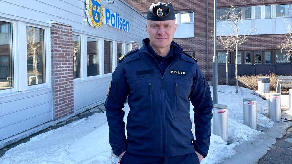 Polisen David Helgesson står framför polishuset i Umeå.