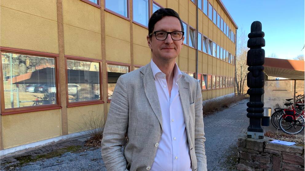 HR-direktören Magnus Darke framför Regionhuset i Falun