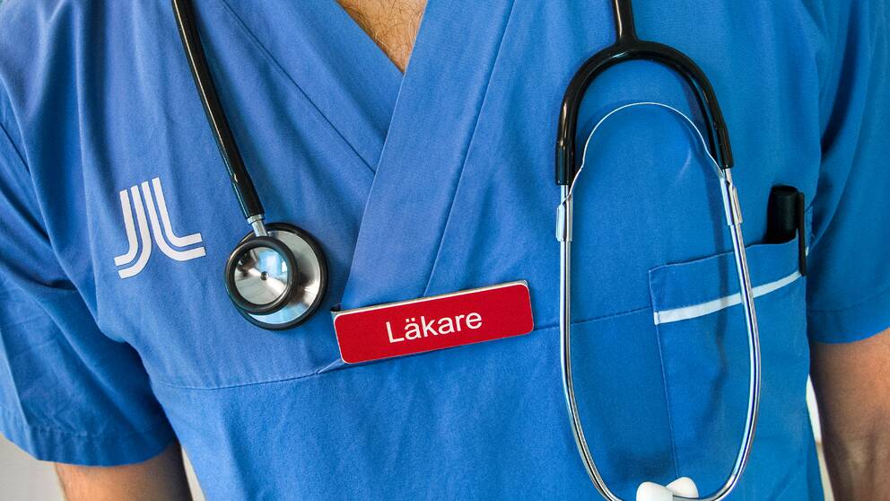 En läkare med ett stetoskop runt halsen