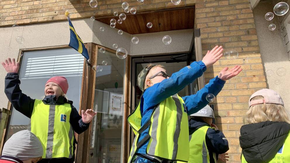 Barn som jagar såpbubblor