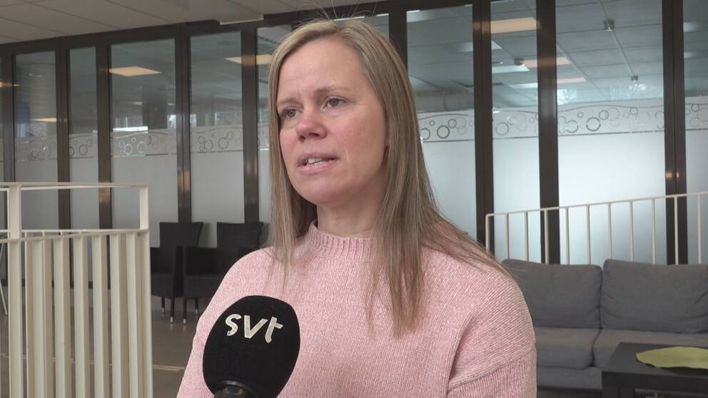 En till synes uppgiven kvinna intervjuas inomhus av SVT
