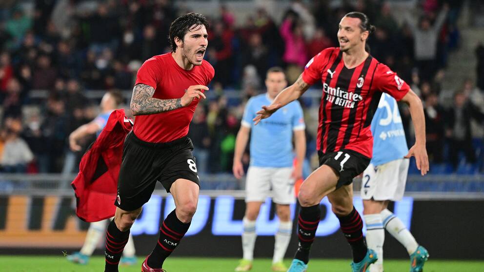 Segerskytten Sandro Tonali jublar med framspelaren Zlatan Ibrahimovic. Milan toppar nu Serie A-tabellen igen.