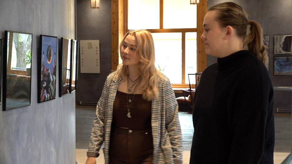 Hör studenterna Johanna Hellström och Emma Seleskog berätta om sina bilder.