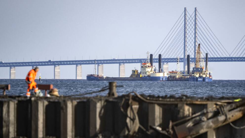 Muddring söder om Refshaleøen utanför Köpenhamn, med Öresundsbron i bakgrund.