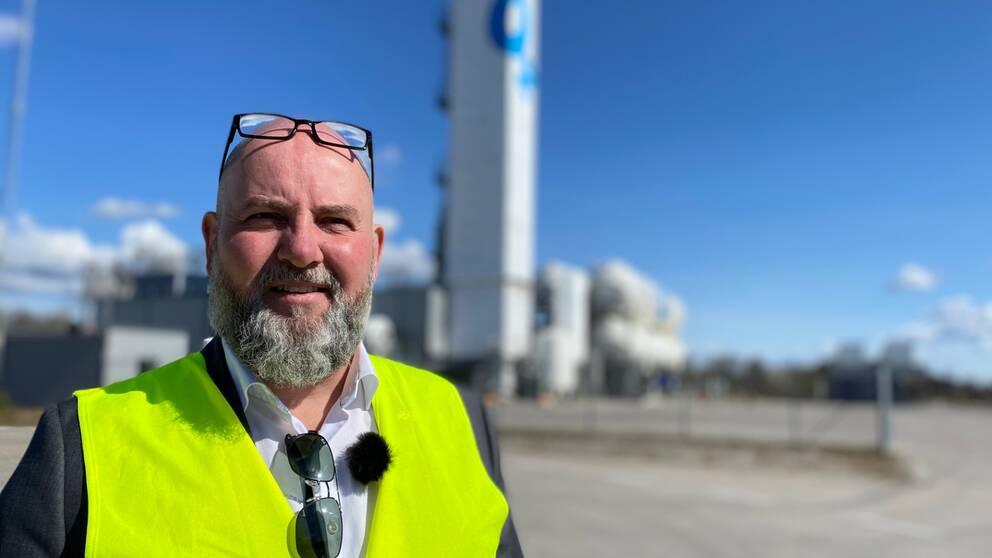 Ljungbys kommunalråd Magnus Gunnarsson (M) har tidigare sagt nej till alla vindkraftsetableringar. Nu har han sagt ja till fyra verk på 270 meter och en mindre vindkraftspark i centrala Ljungby inom loppet av ett halvår. Hör varför i klippet.