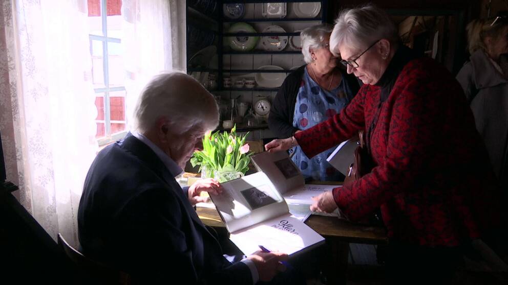 I videon berättar författaren Rolf Nilsson om bokprojektet ”Klara på Kvarntorp”. Bilden är från boksläppet i april.