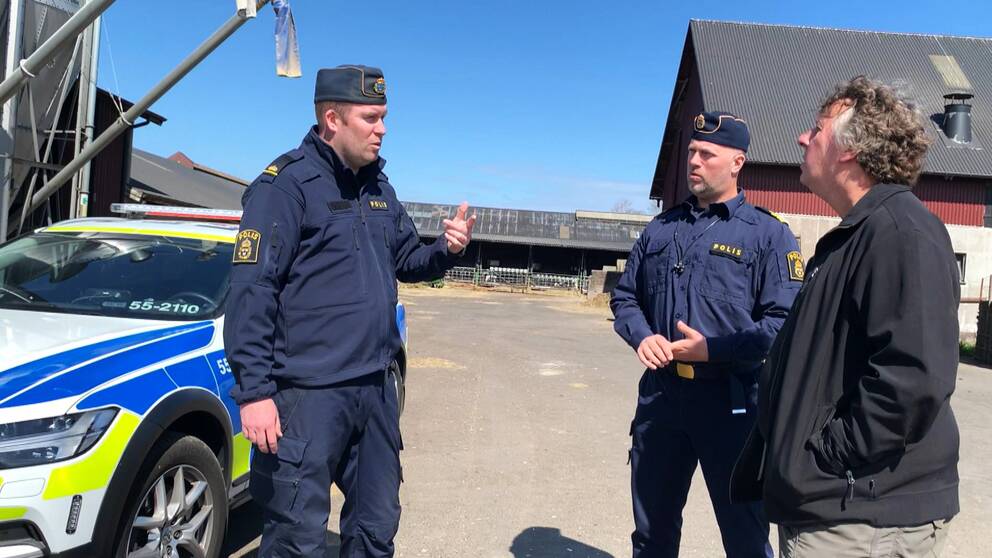 Poliserna Kristan Nilsson och Mikael Eliasson gör en gårdsvandring och pratar med bonden Janne Bengtsson i Laholm om hur han kan skydda sig mot dieselstölder.