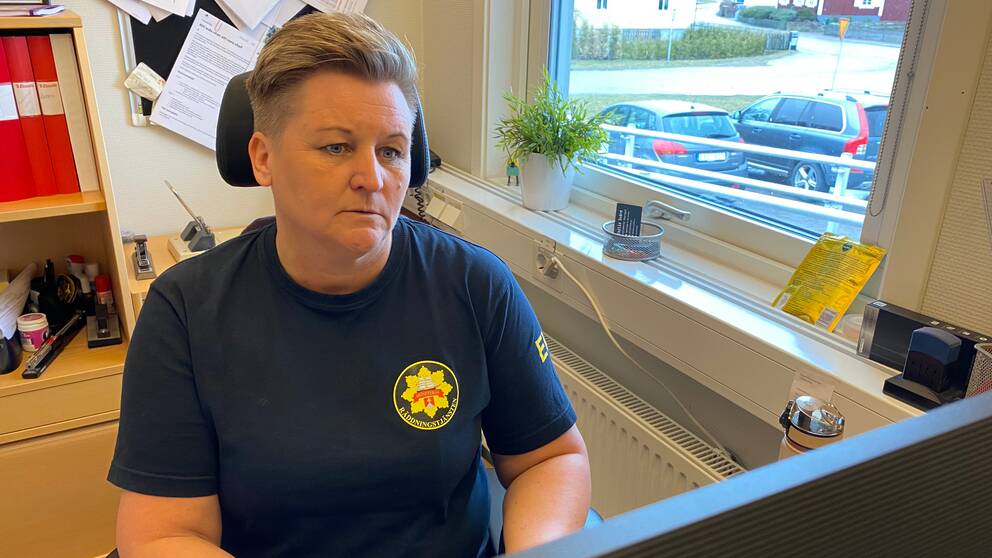 – Människor prioriterar sin fritid mer i dag, säger Erica Williamsson, administratör på räddningstjänsten i Högsby. Hör mer om räddningstjänstens försök att rekrytera kommunanställda i klippet.