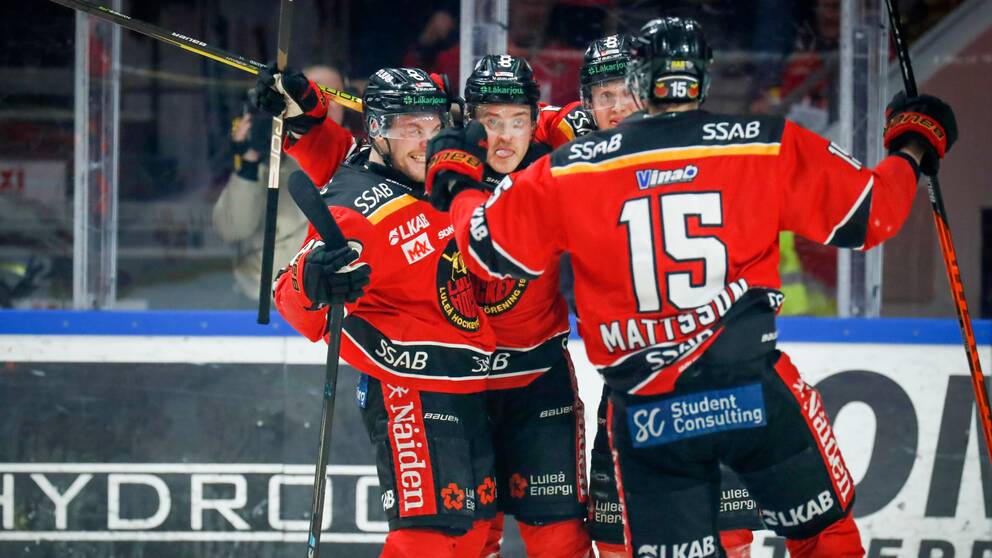 Luleås Julius Honka jublar med lagkamraterna efter sitt 1-0-mål i den femte SM-finalen mot Färjestad.