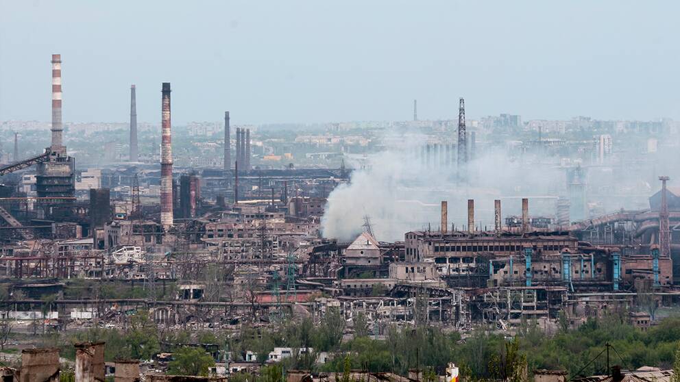 Rök stiger från stålverket Azovstal i Mariupol.