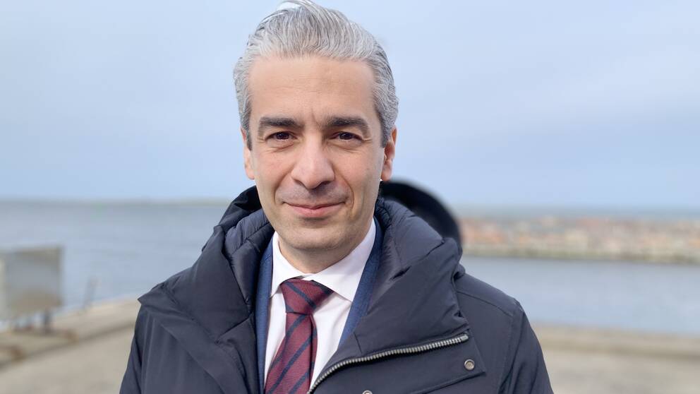 Energiminister Khashayar Farmanbar (S) besökte för första gången en havsbaserad vindkraftpark under sitt besök i Kårehamn på Öland. Hör honom berätta hur regeringen ser på vindkraftsutbyggnaden till havs i klippet.