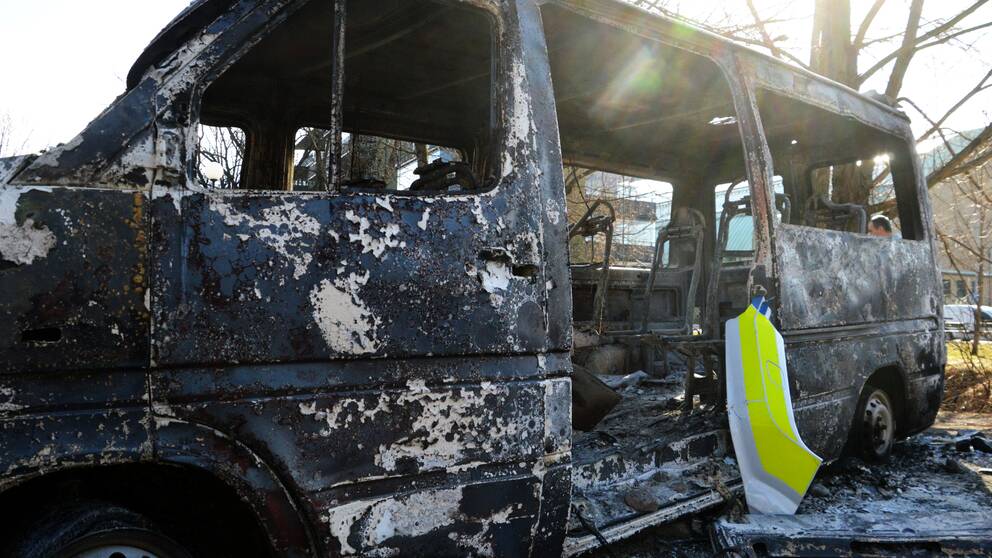 Utbrända polisbilar dagen efter upploppen mot Rasmus Paludan i Sveaparken i Örebro.