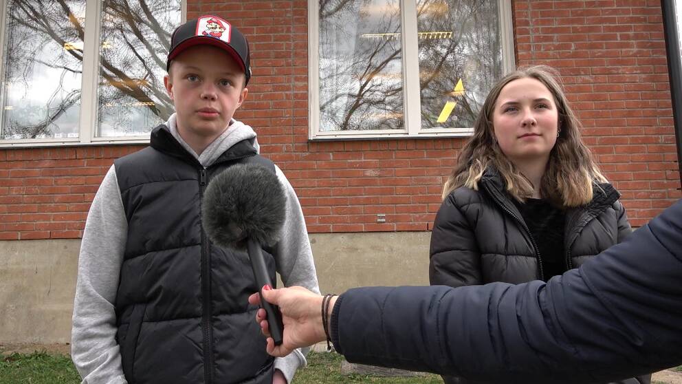 Två elever från Järvsö skola blir intervjuade. 