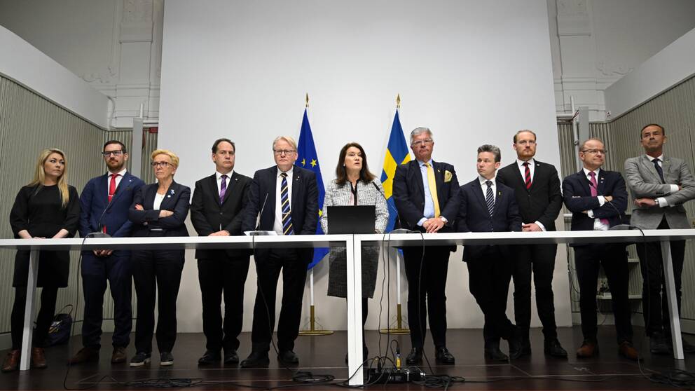Ruotsin puolustusministeri Peter Hultqvist (S), ulkoministeri Ann Linde (S) sekä valtiopäiväpuolueiden edustajat kokoontuivat turvallisuuspoliittisen analyysin julkistustilaisuuteen perjantaina.