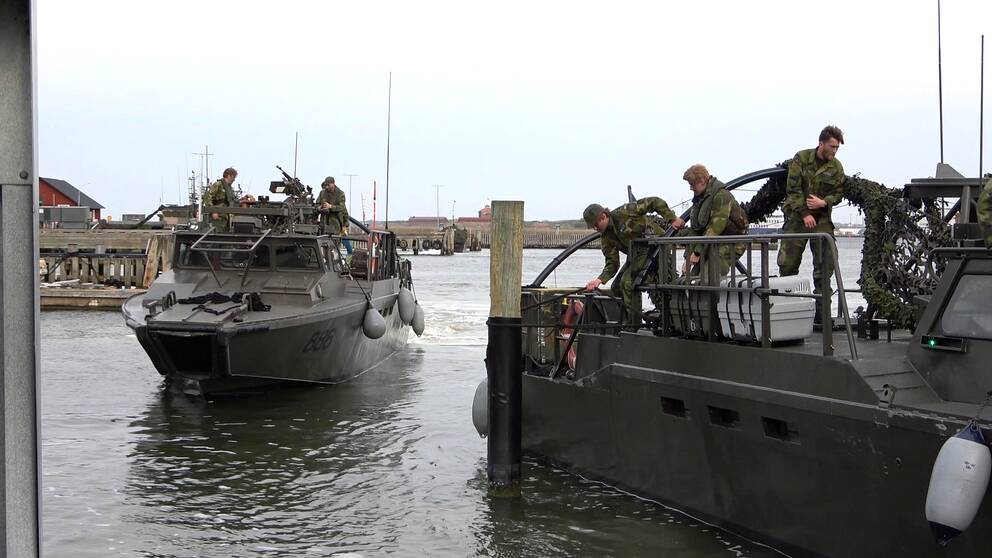 Två stridsbåtar i hamn i Göteborg. Män i militäruniform står på båtarna.