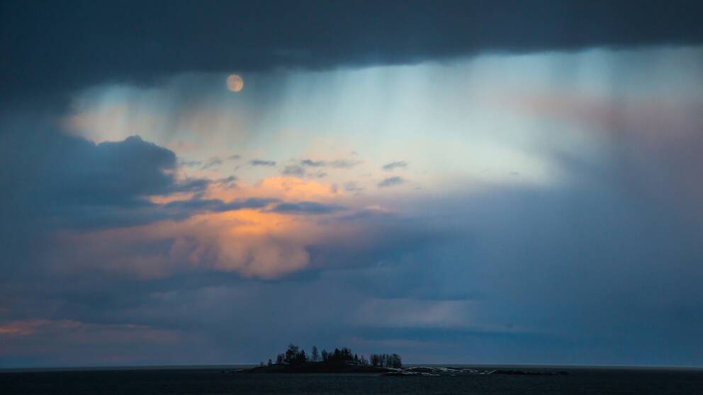 Nästan fullmåne med regnskyar och dramatiska moln 14/5. Noret ca. 5 mil söder om Skellefteå, Västerbotten.
