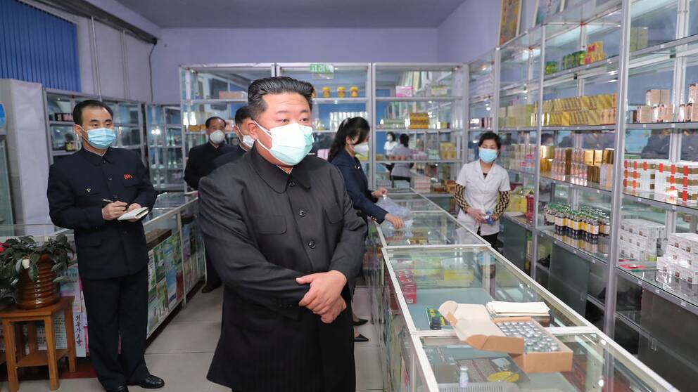 Nordkoreas ledare Kim Jung-un inspekterar ett apotek i Pyongyang, Nordkoreas huvudstad.