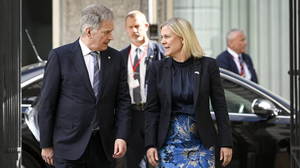 Ruotsin pääministeri Magdalena Andersson (S) ja Suomen tasavallan presidentti Sauli Niinistö kävelevät rinnakkain Tukholmassa tiistaina 17. toukokuuta 2022.