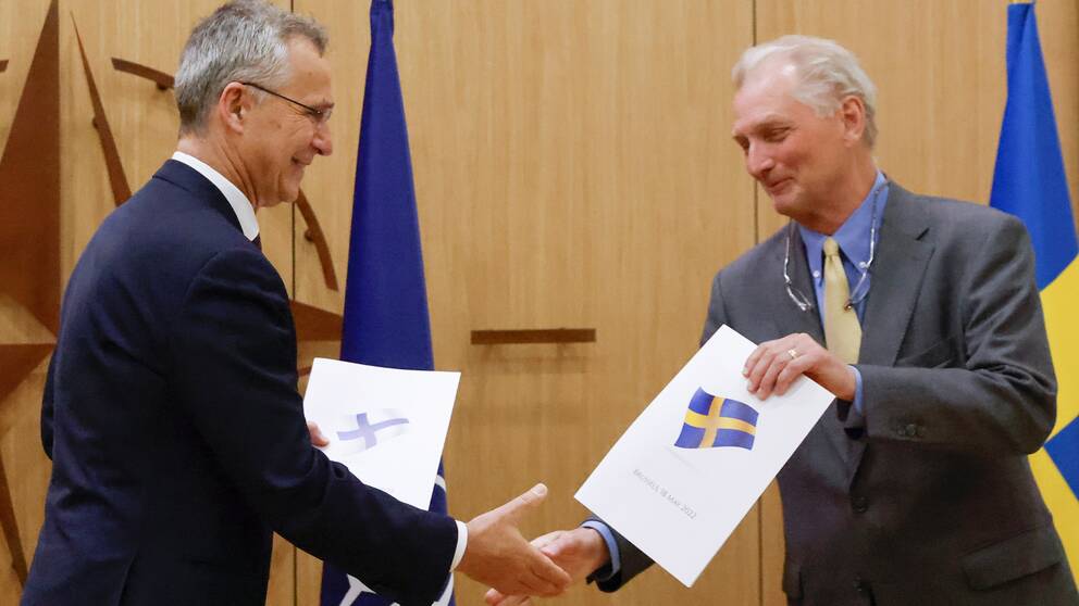 Natos generalsekreterare Jens Stoltenberg tar emot Sveriges ansökan från svenske Natoambassadören Axel Wernhoff.