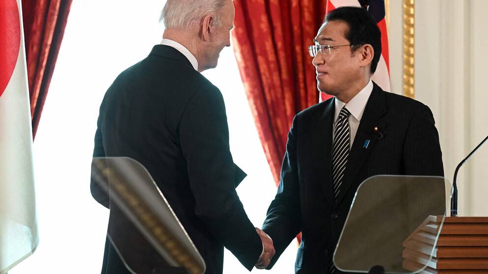 Joe Biden skakar hand med Fumio Kishida på en pressträff i Tokya den 23 maj 2020.