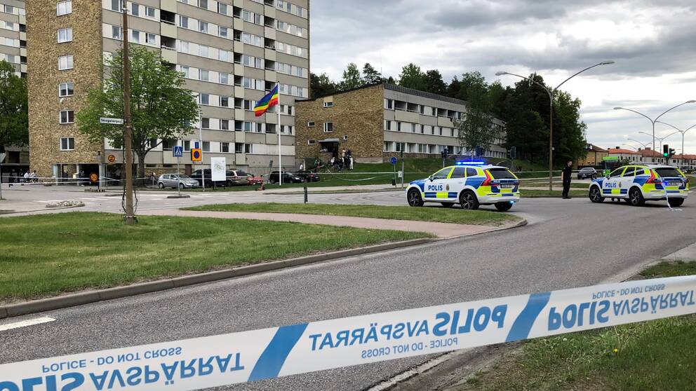 Bild på polisbilar och polsavspärrningsband vid Bellmansvägen/Skogstorpsvägen i Eskilstuna med anledning av en skjutning.
