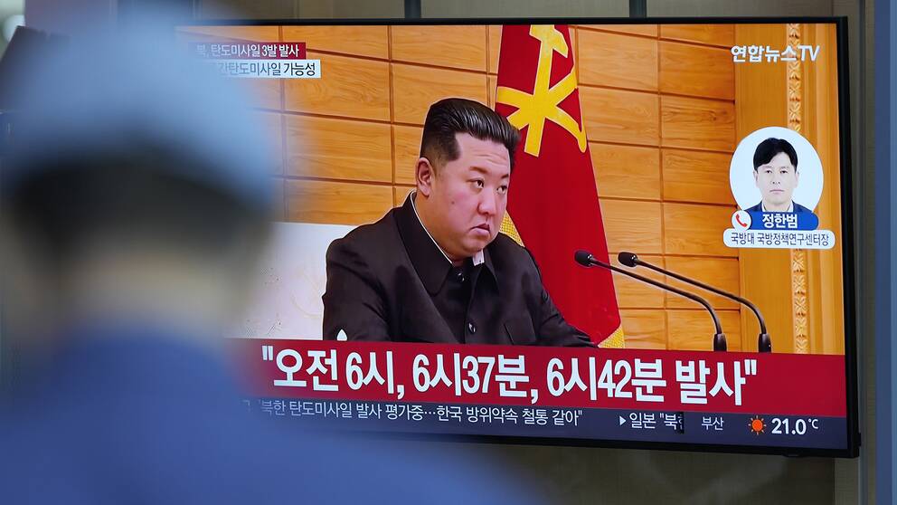 En TV-skärm visar ett nyhetsprogram som rapporterar om Nordkoreas missiluppskjutning med ett arkivklipp av Nordkoreas ledare Kim Jong Un, vid en tågstation i Seoul, Sydkorea, onsdagen den 25 maj.