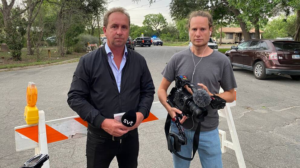 USA-korrespondent Stefan Åsberg och fotograf Mikael Eriksson står på en gata i staden Uvalde, Texas, där en skolskjutning inträffat tidigare. 