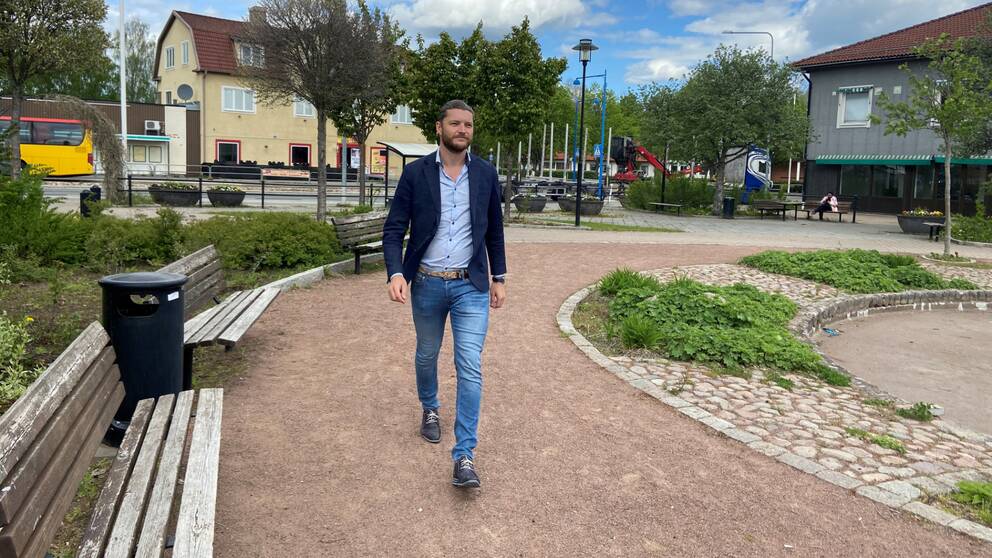Mikael Wärnbring går på torget i Mariannelund.