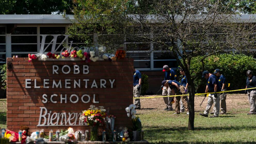 Blommor och ljus utanför Robb Elementary School där en skolskjutning inträffade dagen innan.