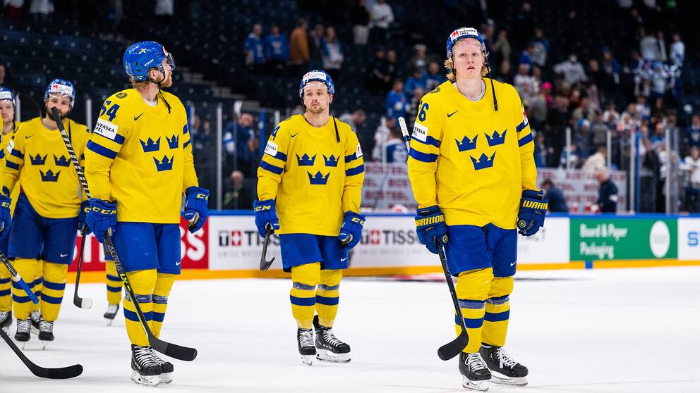Rasmus Dahlin (längst till höger) med flera deppar efter Tre Kronors VM-uttåg.