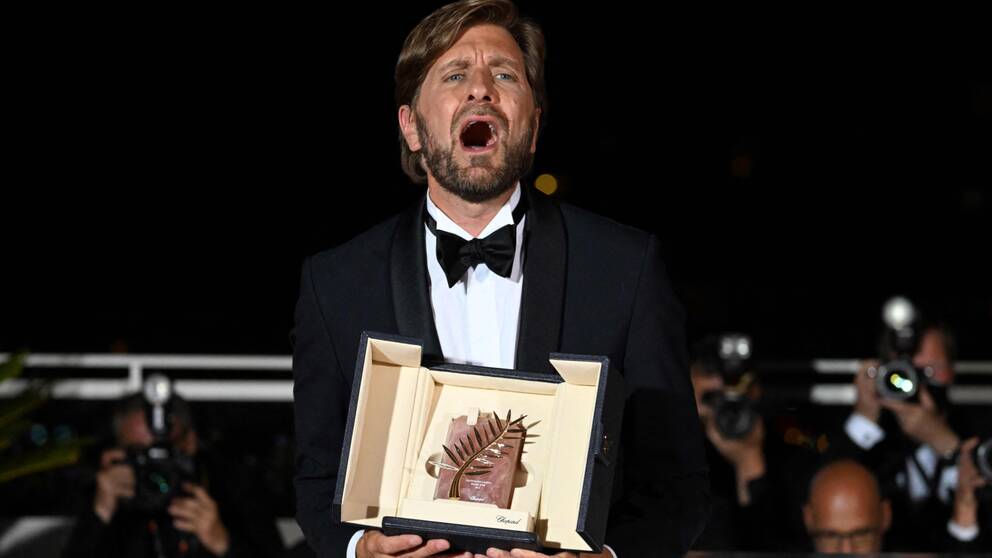 Regissören Ruben Östlund efter att han tilldelats Palme d'Or – Guldpalmen – för filmen Triangle of Sadness.