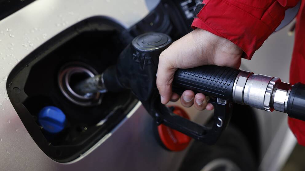 Bensinpriserna höjs efter EU:s nya sanktionsförslag mot rysk olja. En person tankar sin bil.