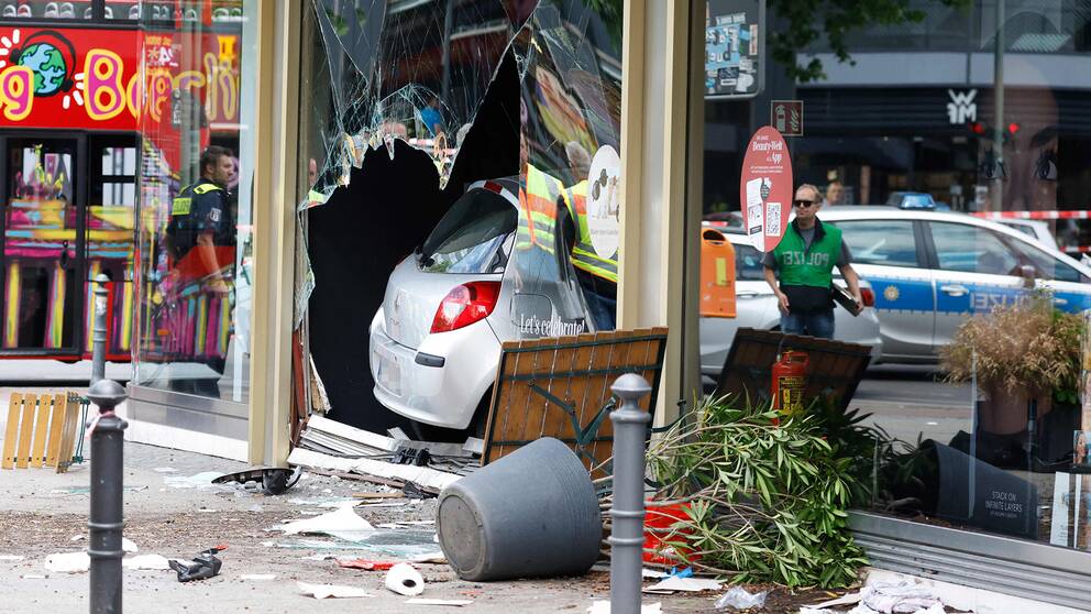 Bilen som den gripna personen kraschade in i ett butiksfönster.