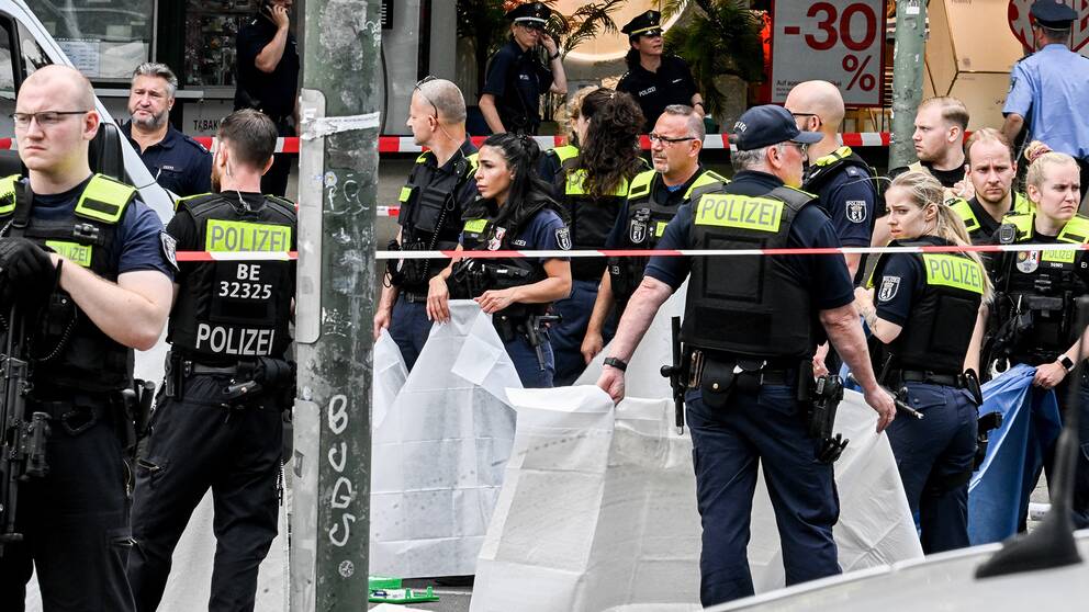 Poliser i Berlin använder skynken för att dölja delar av händelseplatsen.