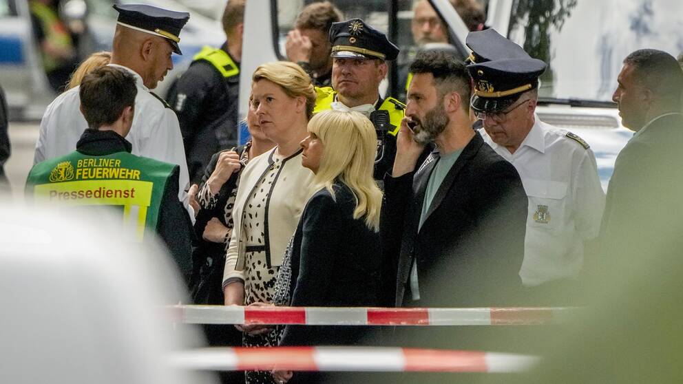 Berlins borgmästare Franziska Giffey besöker platsen i Berlin där en person dödades och flera skadades när en bil kördes upp på trottoaren.