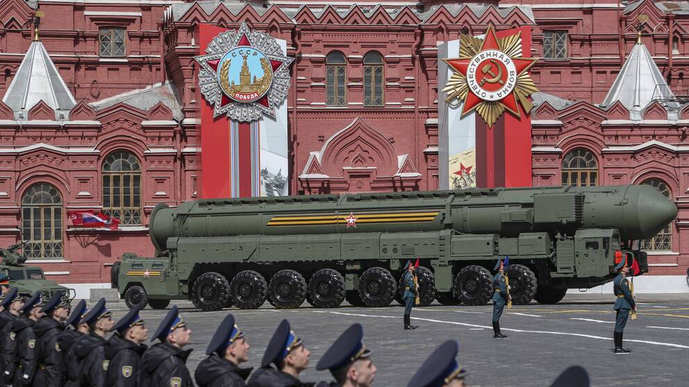 Rysk interkontinental ballistisk robot Yars visas upp på den årliga paraden på Röda torget i Moskva. 