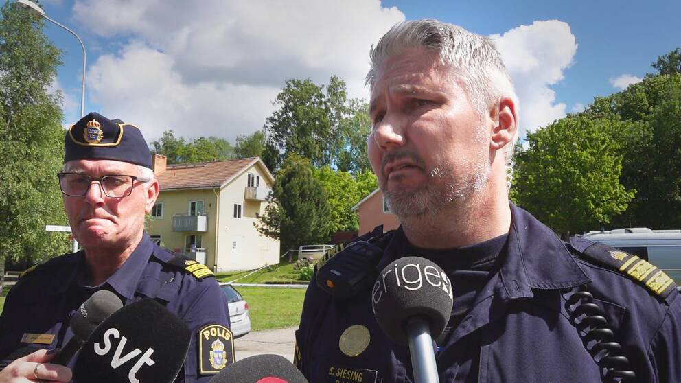 Mikael Hedström, presstalesperson och Stefan Siesing, insatschef vid polisen, berättar under en presskonferens att försvunna pojken i Ljusne har hittats död.