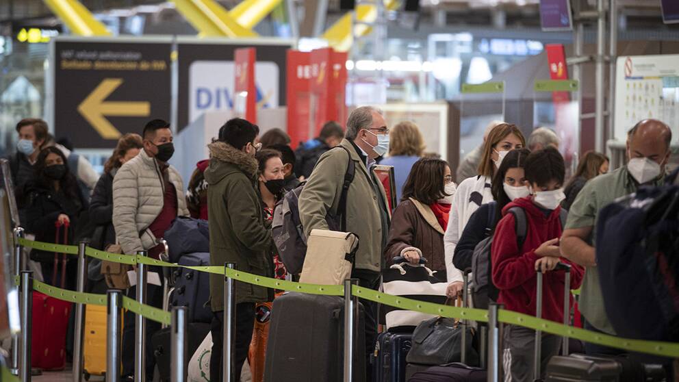 Passagerare köar på Madrids flygplats.
