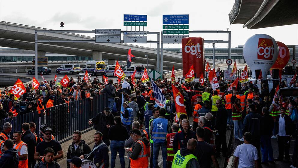 Personal på Charles de Gaulle i Paris, Frankrike, strejkar utanför flygplatsen för att kräva högre löner.