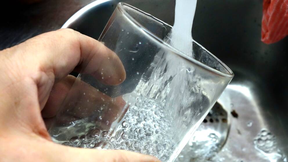 Ett glas som fylls med kranvatten.