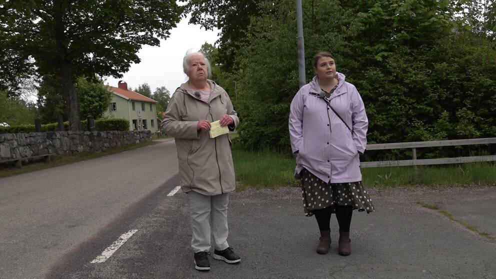 Margaretha Bladh och reporter Emma Johansson går på en väg i Kråkshult bredvid varandra.
