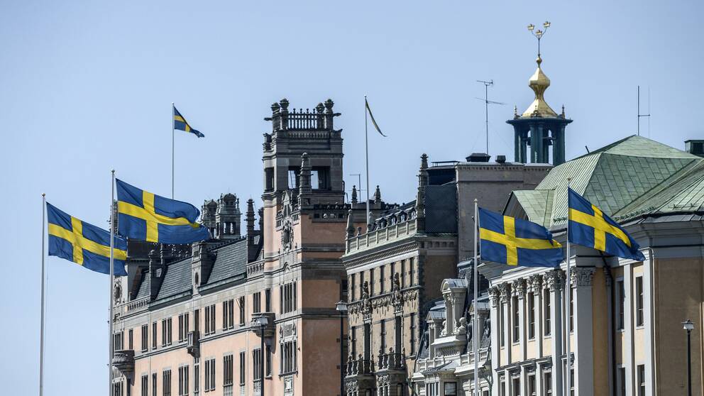 Flaggorna hissade vid regeringshögkvarteret Rosenbad i Stockholm under onsdagen som var första maj och allmän flaggdag.