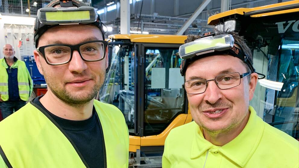Två män i glasögon och arbetskläder. 