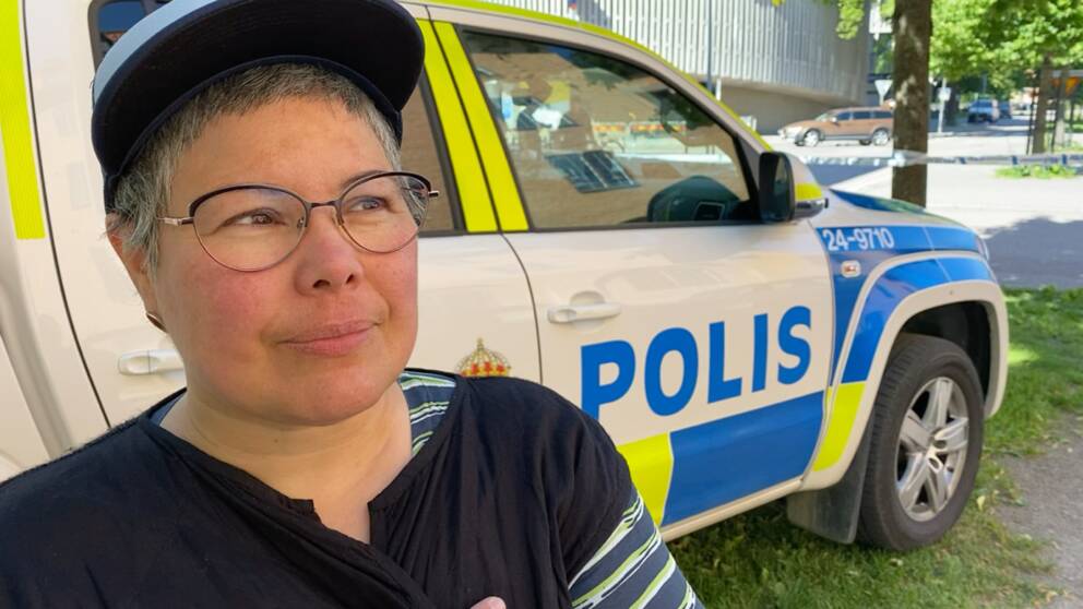 Patricia Fortoul, vittne till våldsdåd i Västerås, framför polisbil.